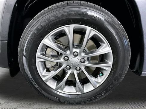 Used 2021 Jeep Cherokee Latitude Plus FWD image 31