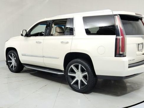Used 2015 Cadillac Escalade Luxury image 3