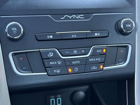 Used 2020 Ford Fusion SE FWD image 31