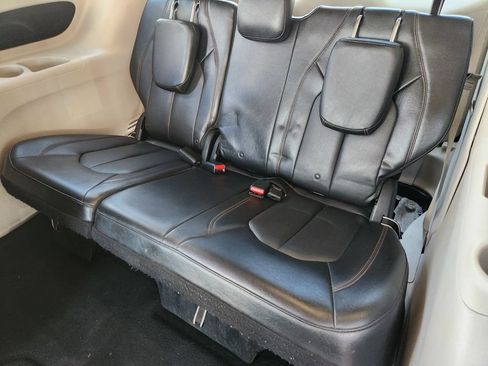 Used 2018 Chrysler Pacifica Touring-L FWD image 33
