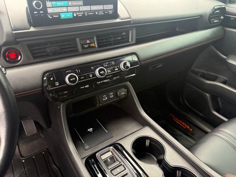 Used 2024 Honda Pilot TrailSport image 11