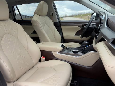 Used 2021 Toyota Highlander Platinum AWD/4WD image 32