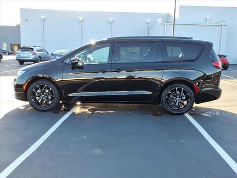 New 2026 Chrysler Pacifica Select w/ S Appearance Package image 3