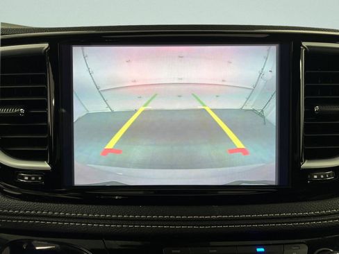 Used 2025 Chrysler Pacifica Limited FWD image 18