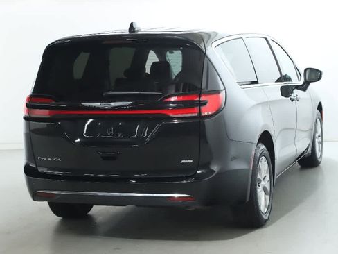 Used 2023 Chrysler Pacifica Touring-L image 46