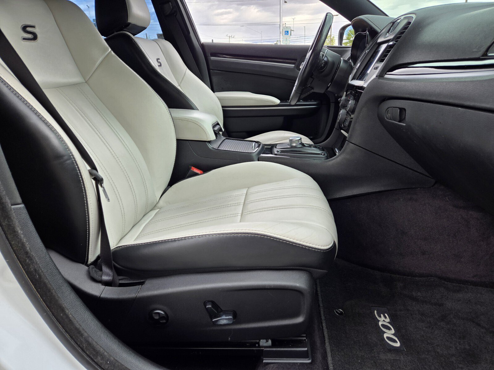 Used 2017 Chrysler 300 S RWD image 12