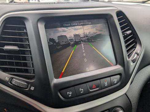 Used 2017 Jeep Cherokee Overland w/ Technology Group AWD/4WD image 18