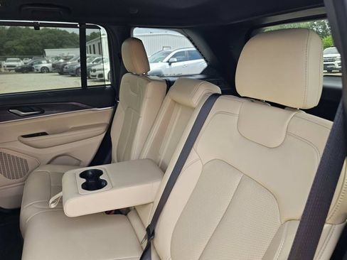 Used 2023 Jeep Grand Cherokee Limited w/ Luxury Tech Group II AWD/4WD image 32