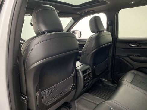 Used 2025 Jeep Grand Cherokee Altitude image 16