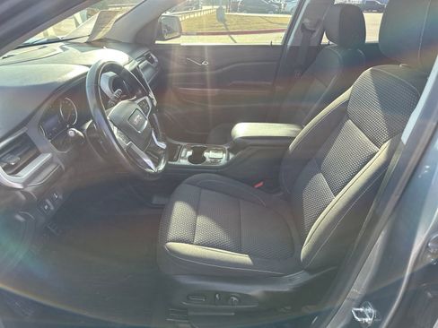 Used 2020 GMC Acadia SLE w/ Driver Convenience Package image 9