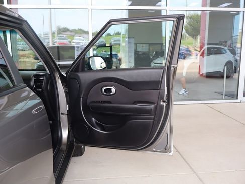 Used 2018 Kia Soul FWD image 35