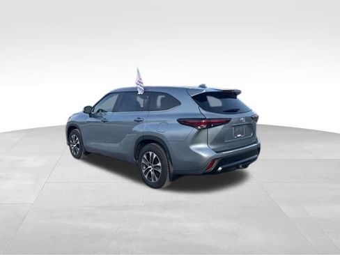 Certified 2024 Toyota Highlander XLE image 3