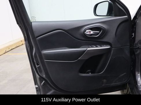 Used 2021 Jeep Cherokee Latitude Lux w/ Comfort/Convenience Group AWD/4WD image 16