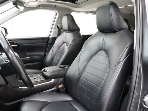 Used 2021 Toyota Highlander XLE AWD/4WD image 10