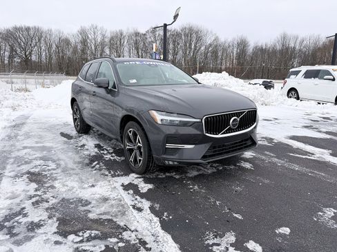 Used 2022 Volvo XC60 B5 Momentum w/ Climate Package image 3