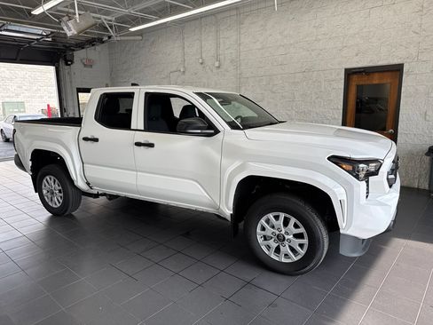 Certified 2024 Toyota Tacoma SR AWD/4WD image 1