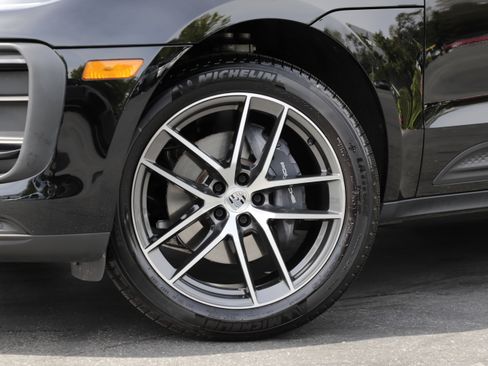 Used 2025 Porsche Macan AWD/4WD image 2