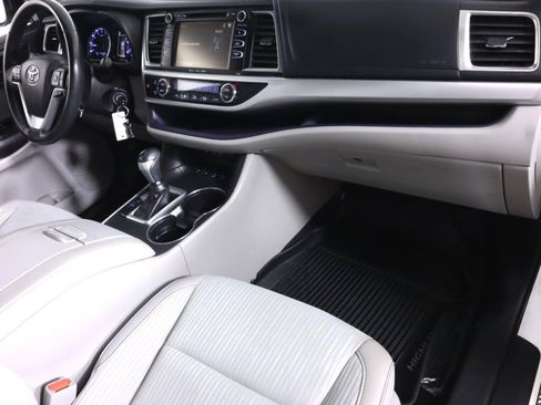 Used 2019 Toyota Highlander Plus AWD/4WD image 40