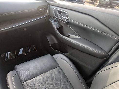 Used 2025 Nissan Rogue Platinum w/ Platinum Premium Package FWD image 18