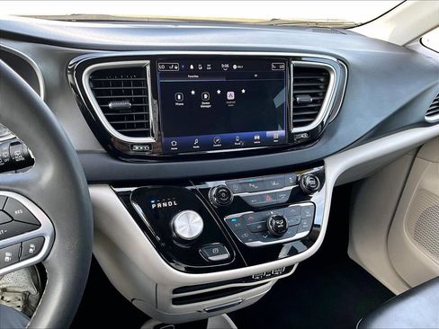 Used 2023 Chrysler Pacifica Touring-L FWD image 19