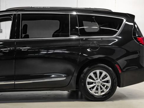 Used 2017 Chrysler Pacifica Touring-L FWD image 16