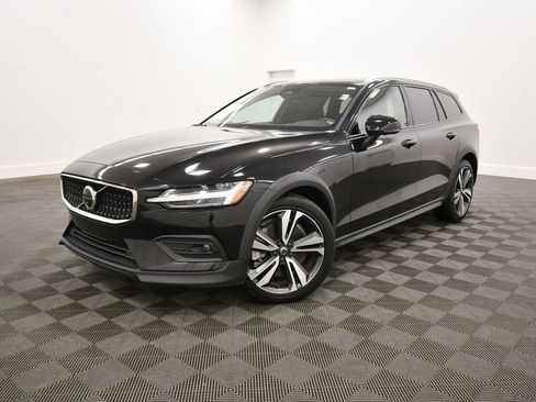 Used 2025 Volvo V60 B5 Cross Country Plus AWD/4WD image 2