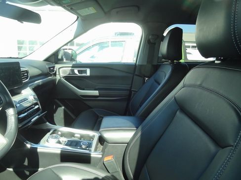 Used 2023 Ford Explorer XLT w/ Equipment Group 202A image 7