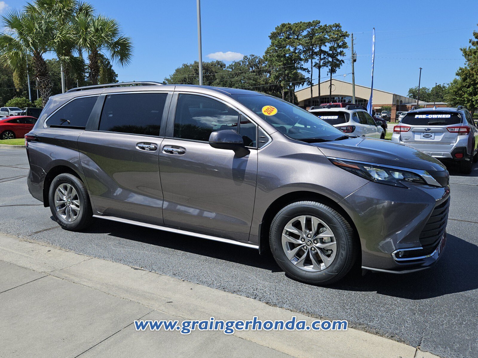 Used 2024 Toyota Sienna XLE w/ XLE Plus Package FWD image 7