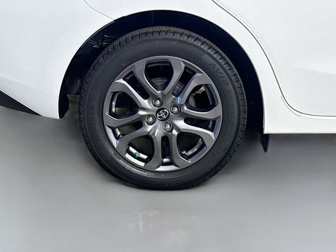 Used 2019 Toyota Yaris L image 33