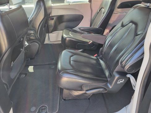 Used 2023 Chrysler Pacifica Touring-L image 11