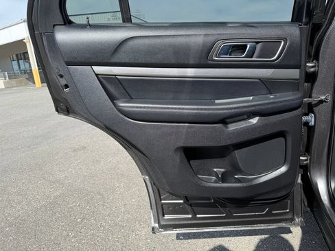 Used 2018 Ford Explorer XLT w/ Equipment Group 201A FWD image 26
