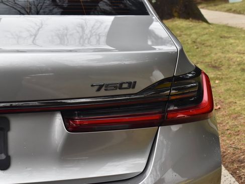 Used 2021 BMW 750i xDrive w/ Executive Package image 18