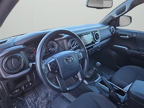 Used 2019 Toyota Tacoma TRD Sport image 11