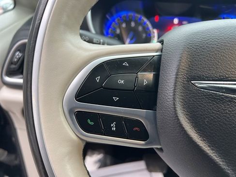 Used 2020 Chrysler Pacifica Limited image 32