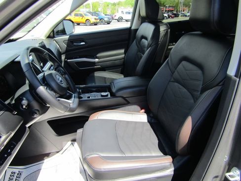 Used 2025 Nissan Pathfinder Platinum w/ Cargo Package AWD/4WD image 12