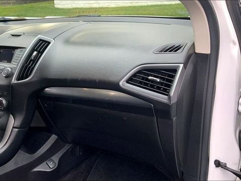 Used 2016 Ford Edge SE image 16