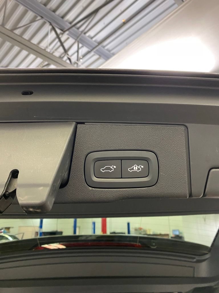 Used 2022 Volvo XC60 B5 Momentum AWD/4WD image 15