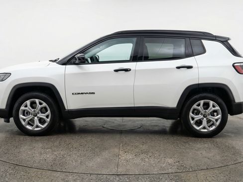 Used 2025 Jeep Compass Latitude AWD/4WD image 5