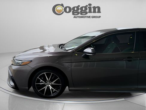 Used 2024 Toyota Camry SE image 3