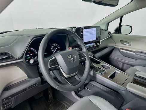 Used 2023 Toyota Sienna XLE FWD image 10