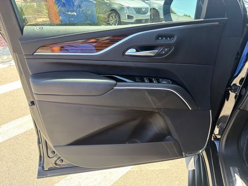 Used 2022 Cadillac Escalade ESV Premium Luxury AWD/4WD image 18