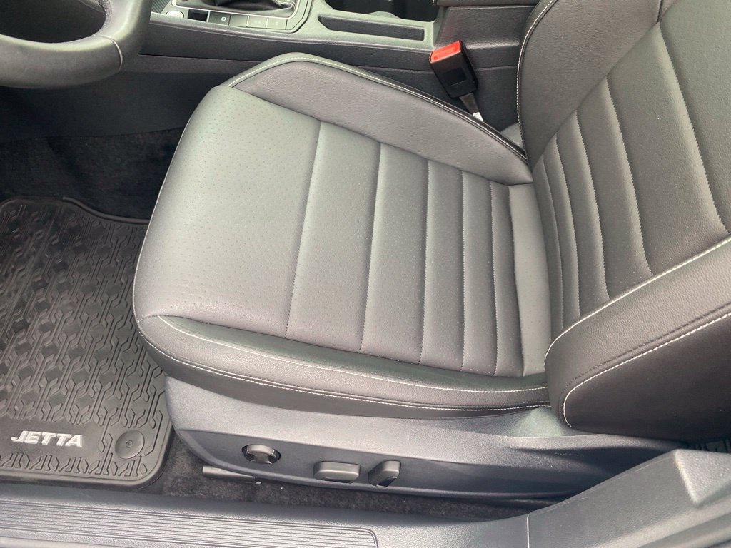 Used 2024 Volkswagen Jetta SE w/ Panoramic Sunroof Package FWD image 7