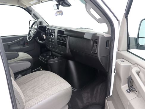 Used 2025 Chevrolet Express 3500 LT w/ LT Preferred Equipment Group RWD image 17