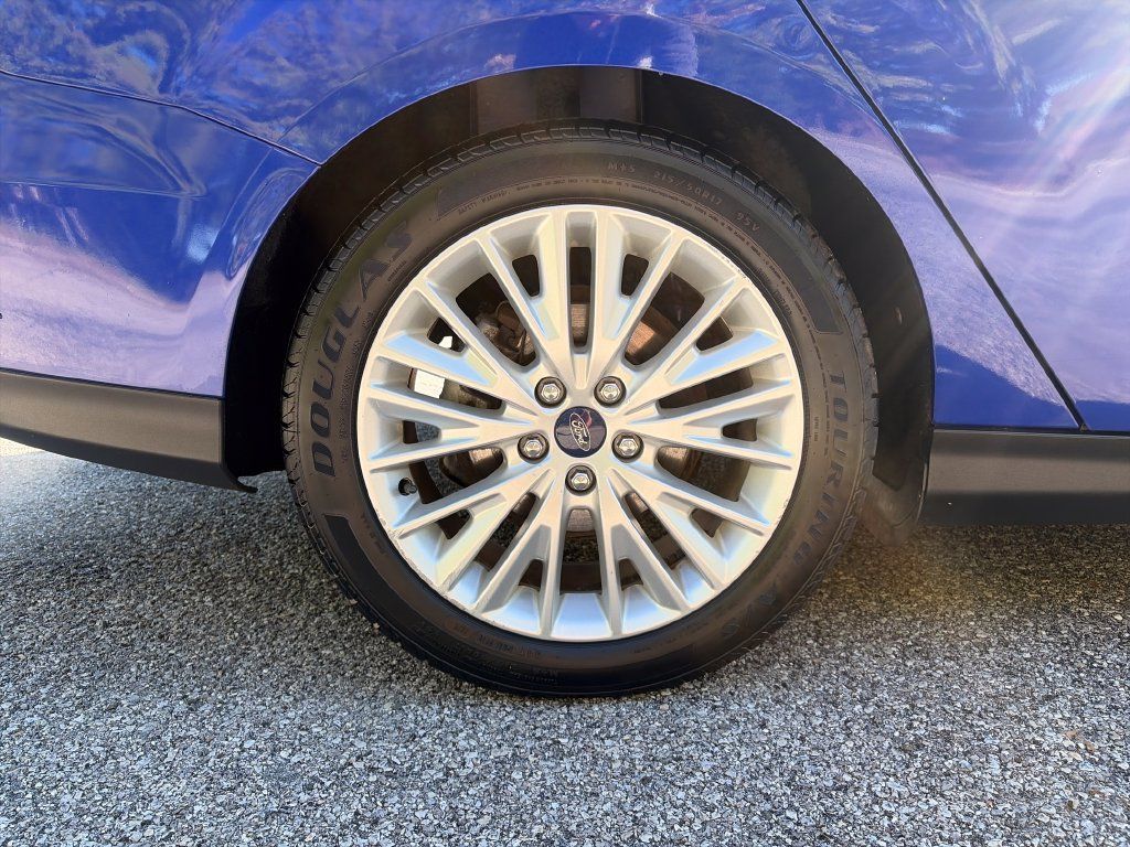 Used 2015 Ford Focus Titanium FWD image 38