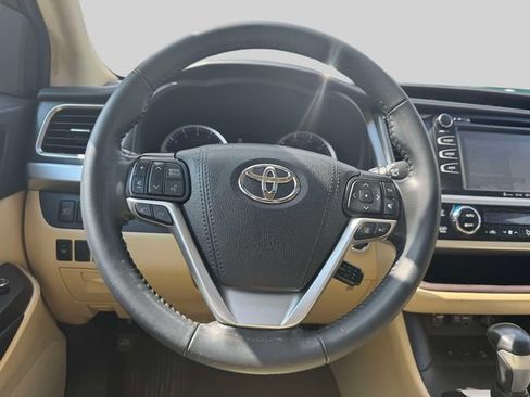 Used 2019 Toyota Highlander XLE AWD/4WD image 19