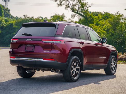 Used 2024 Jeep Grand Cherokee Limited RWD image 7