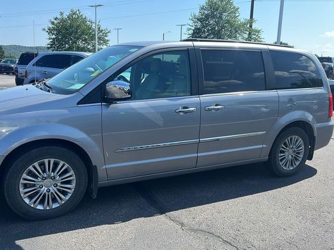 Used 2016 Chrysler Town & Country Touring-L w/ Driver Convenience Group FWD image 11