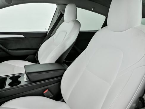 Used 2022 Tesla Model Y Long Range image 18