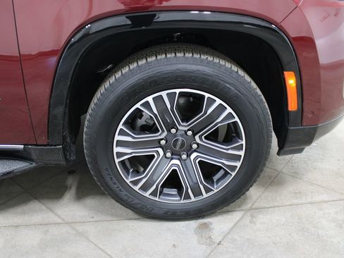 Used 2025 Jeep Wagoneer L Series II w/ 8-pass Seating Package image 40