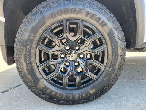 Used 2025 Chevrolet Colorado Trail Boss AWD/4WD image 21